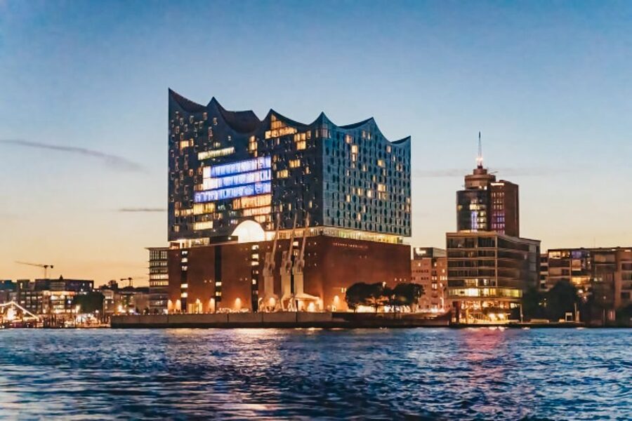 Hamburg: 1.5h Grand Harbor Evening Lights Cruise - Who should book this evening harbor cruise?