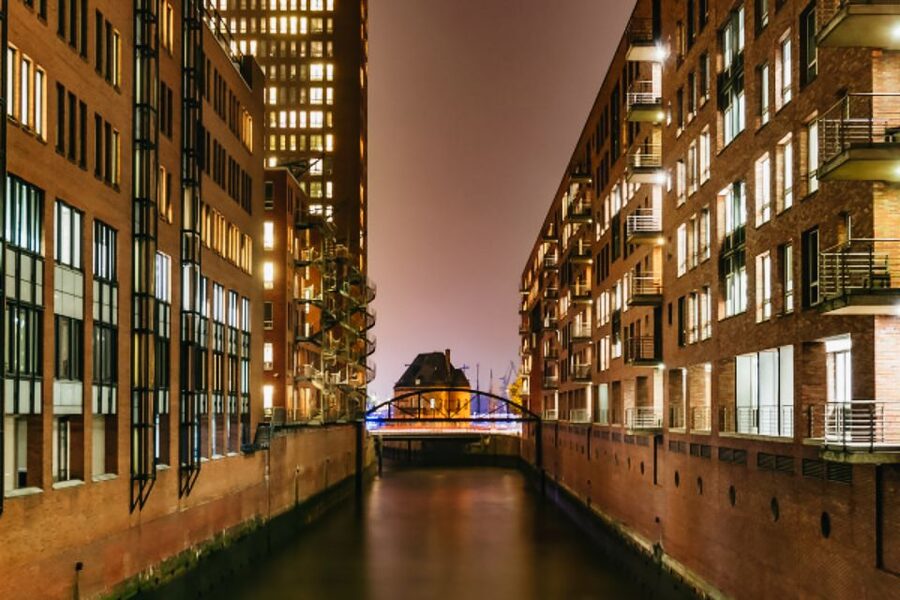 Hamburg: 1.5h Grand Harbor Evening Lights Cruise - Speicherstadt, where tide controls the route