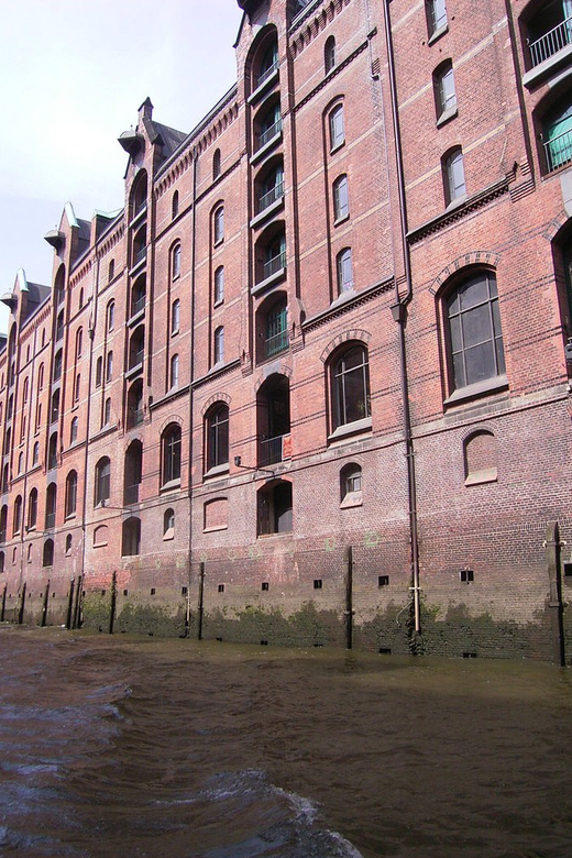 Hamburg: 1-Hour Harbor Cruise - Speicherstadt and the tide-sensitive canals