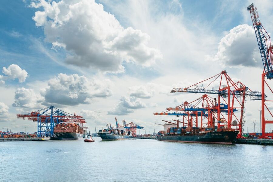 Hamburg: 1-Hour Harbor Sightseeing Cruise with HafenCity - What the commentary adds