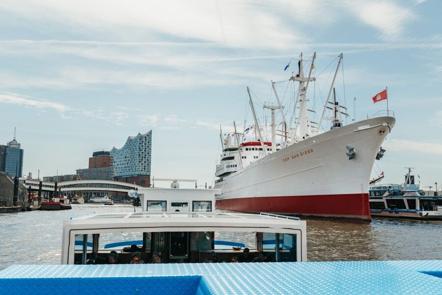 Hamburg: 2-Hour XXL Port of Hamburg Cruise Tour - Passing the Elbtunnel and entering the port