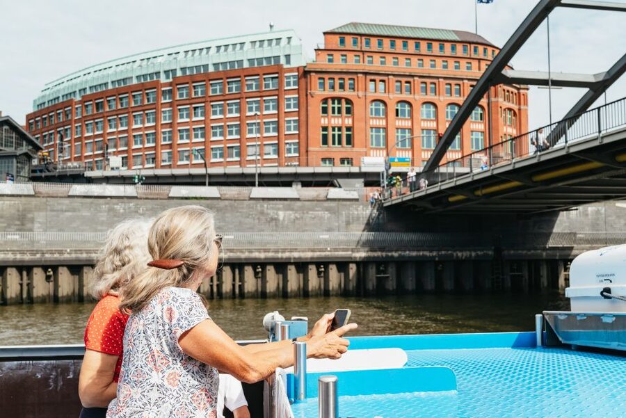 Hamburg: 2-Hour XXL Port of Hamburg Cruise Tour - Locks, canals, and Speicherstadt