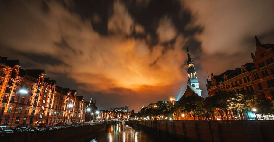 Hamburg: 90-Minute Evening Lights Harbor Cruise - What the traditional barge feels like