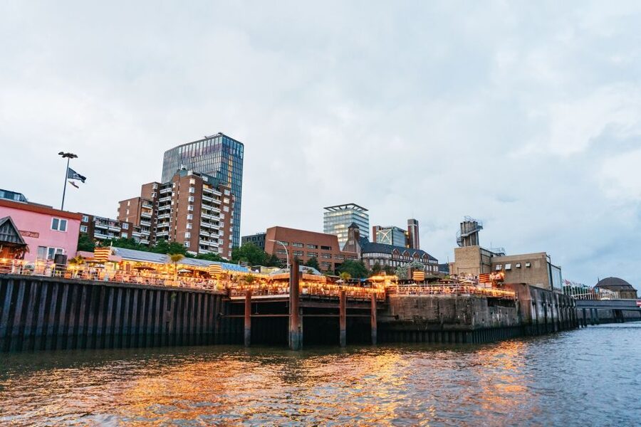 Hamburg: 90-Minute Evening Lights Harbor Cruise - The captain’s live commentary