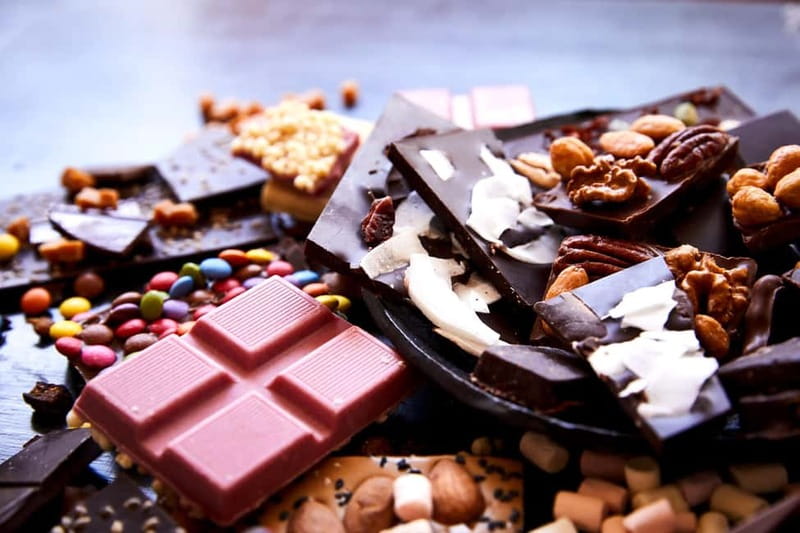 Hamburg: Chocoversum Guided Tour with Tastings - Six tastings that explain the process