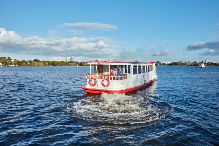 Hamburg: City Cruise on Alster Lake - The Outer Alster and its grand waterfront buildings