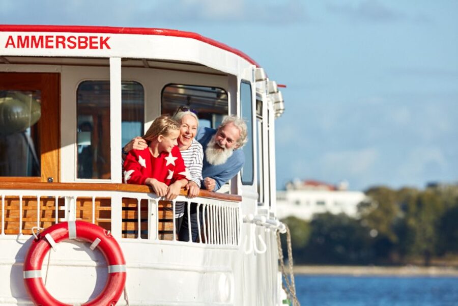Hamburg: City Cruise on Alster Lake - The Alster Fountain and Lombards Bridge