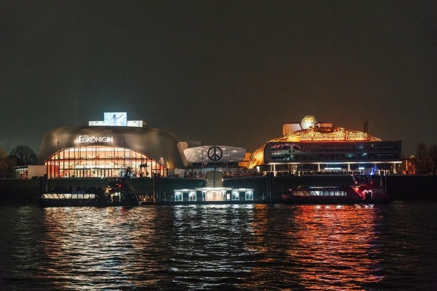 Hamburg Combi: 1,5h Evening Cruise & 2h Reeperbahn Tour - Starting the Reeperbahn walk with a drink