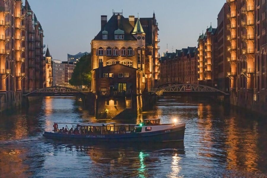 Hamburg Combi: 1,5h Evening Cruise & 2h Reeperbahn Tour - The evening cruise from Landungsbrücke 3
