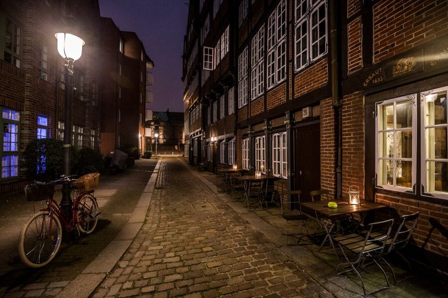 Hamburg: Eerie Speicherstadt Tour - The opening stories: death, devils, and old fears
