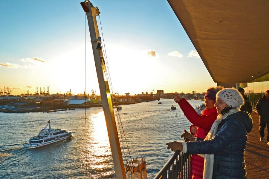 Hamburg: Elbphilharmonie Plaza, Highlights & Surroundings - The flood protection bridge at Sandtorkai