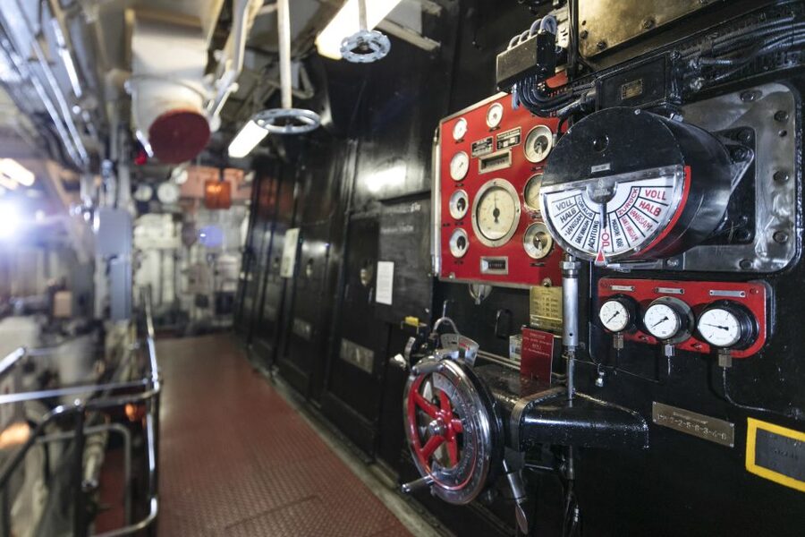 Hamburg: Entrance to the Museum Ship Cap San Diego - The emigrant film adds a human story