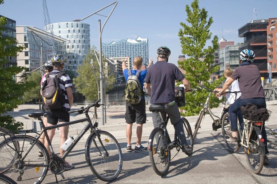 Hamburg: Guided Bike Tour - The viewpoint, Reeperbahn, and St. Pauli