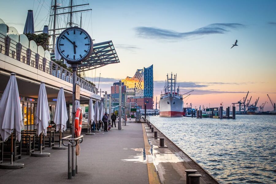 Hamburg: Guided Bike Tour - What the guide adds to the experience