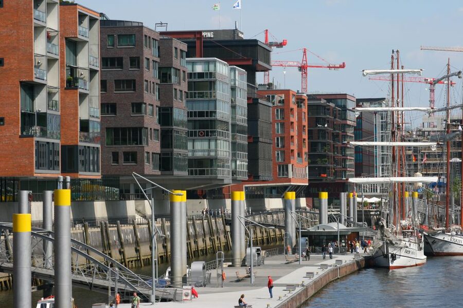 Hamburg: Guided Port Walk for Families - Starting at Deichstraße 30