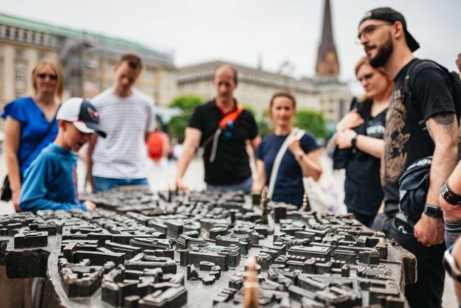 Hamburg: Guided Walking Tour for Magic Fans - Secret corners, local legends, and the wizard quiz