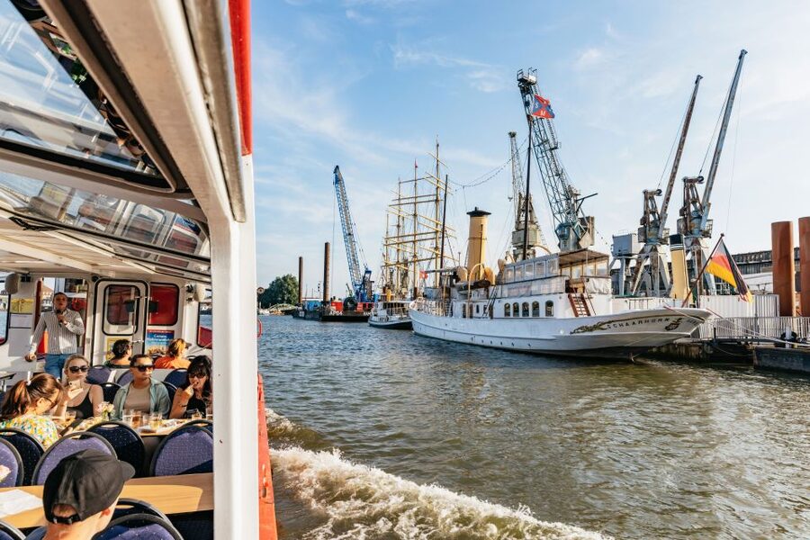 Hamburg: Harbor Cruise with Wine and Cheese - Speicherstadt and the tide-dependent route