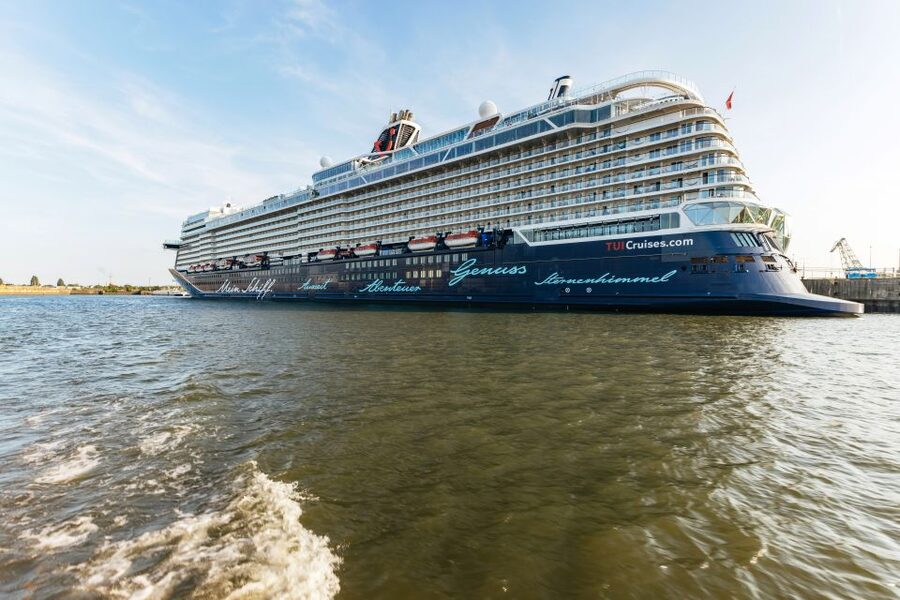 Hamburg: Harbor Cruise with Wine and Cheese - Sunset views, open decks, and winter warmth
