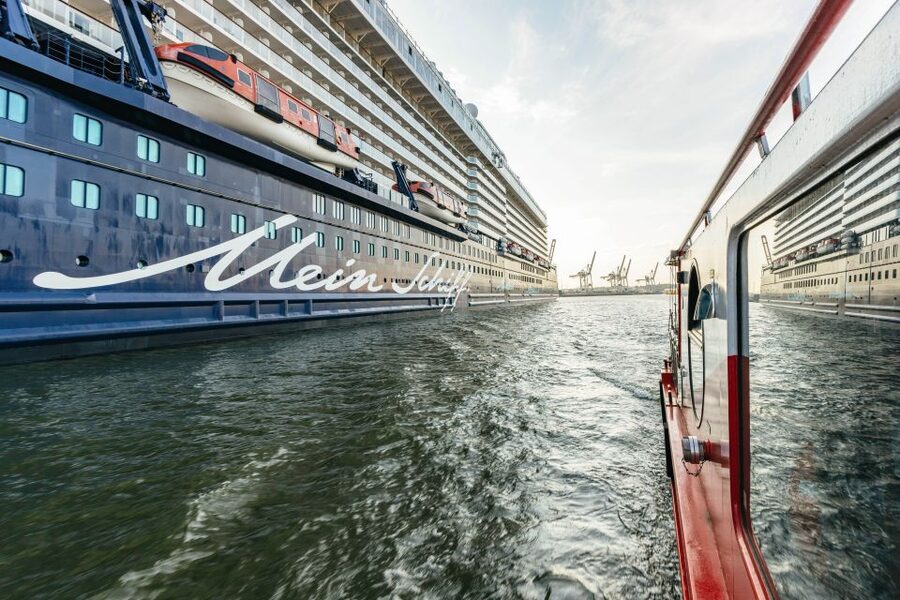 Hamburg: Harbor Cruise with Wine and Cheese - What the boat is really like