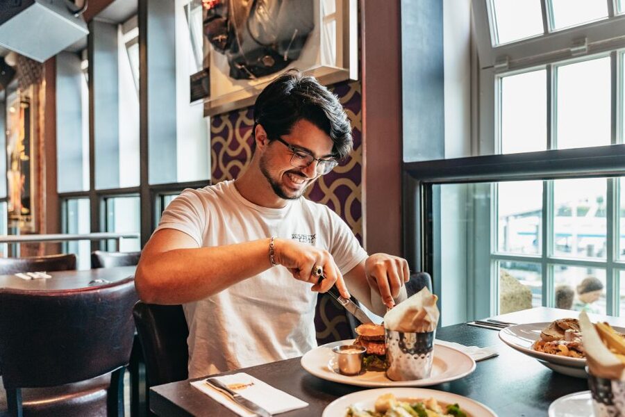 Hamburg: Hard Rock Cafe Skip-the-Line Meal - Service and meal timing