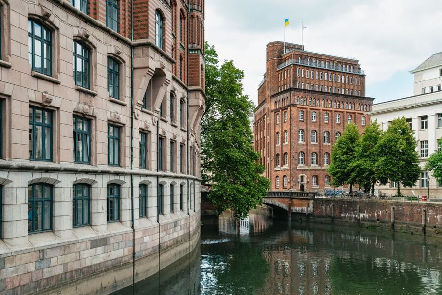 Hamburg: Hop-On Hop-Off Bus with Alster or Harbor Cruise - Timing your one-day ticket