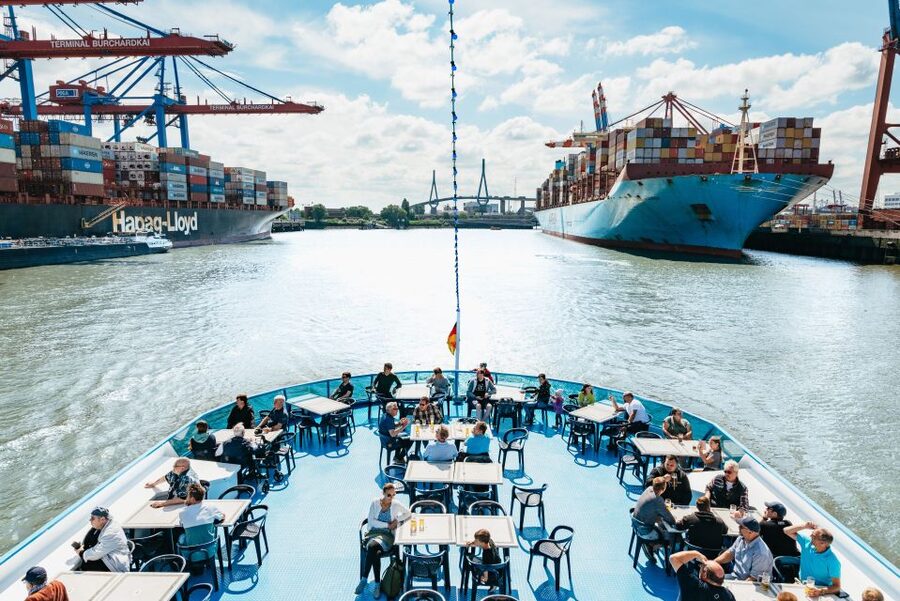 Hamburg: Hop-On Hop-Off Bus with Alster or Harbor Cruise - Line A from the Landungsbrücken to HafenCity