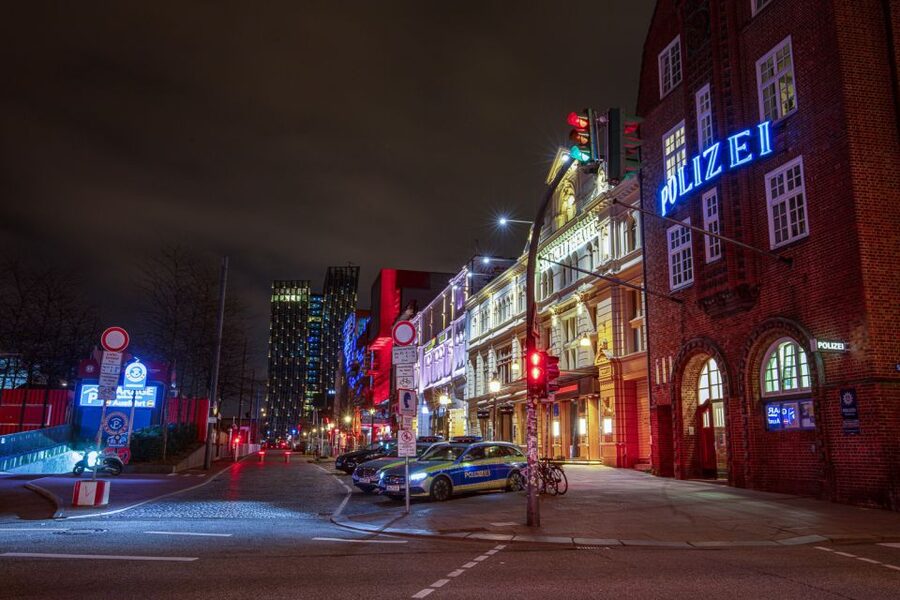 Hamburg: In the Footsteps of "Olivia" Reeperbahn Tour - Davidwache and the working Reeperbahn
