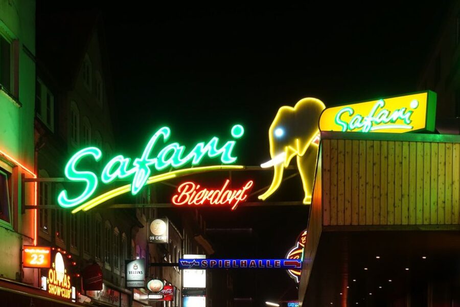 Hamburg: In the Footsteps of "Olivia" Reeperbahn Tour - Große Freiheit and the final drink