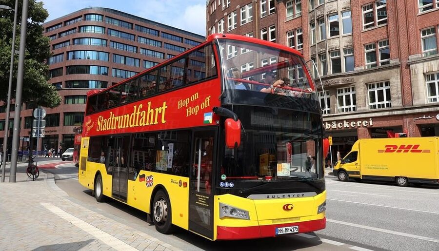 Hamburg: Line C Sightseeing Hop-On Hop-Off Bus Tour - Town hall and the court of justice district