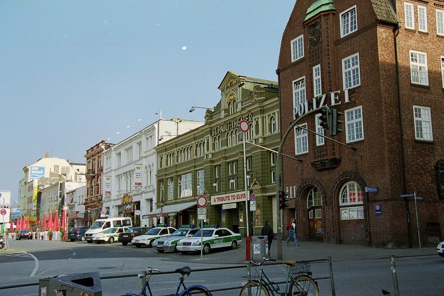 Hamburg: Line F Hop-On Hop-Off Bus and Boat Tour - St. Pauli Piers and the harbor edge