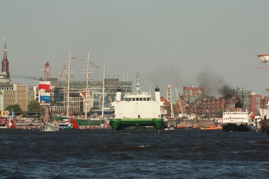 Hamburg: Line F Hop-On Hop-Off Bus and Boat Tour - Michel and City Hall