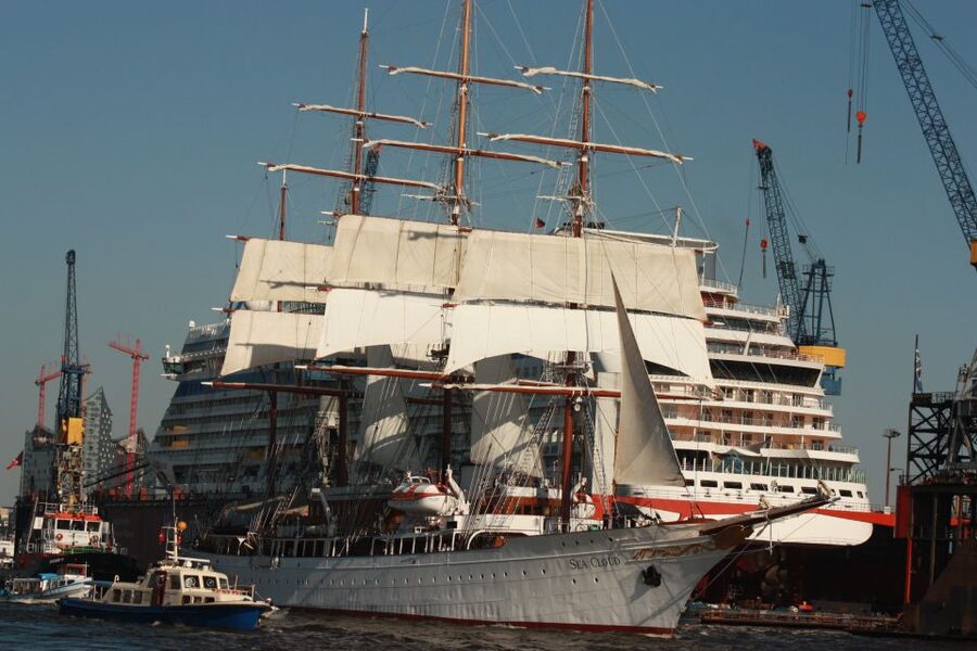 Hamburg: Line F Hop-On Hop-Off Bus and Boat Tour - Jungfernstieg and the Outer Alster