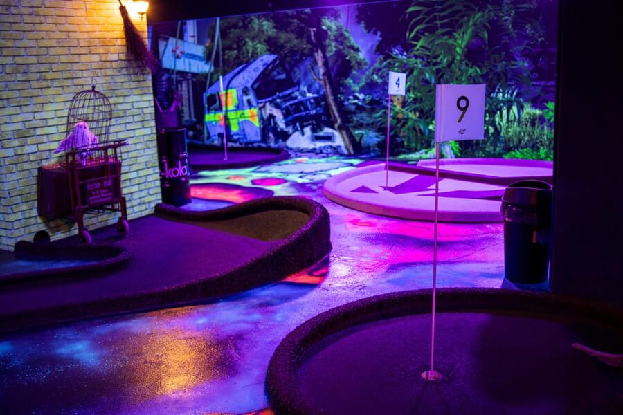 Hamburg: Moviegolf Experience - Eighteen holes on artificial turf
