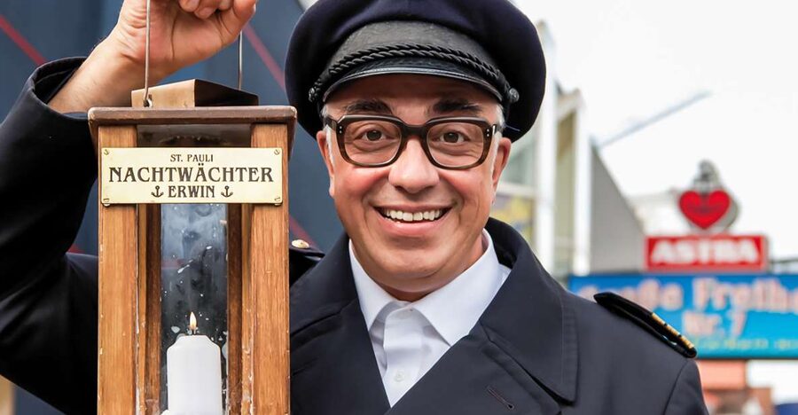 Hamburg: Night Watchman's Tour of St. Pauli in German - Following the path toward the Reeperbahn