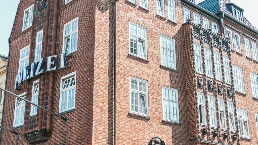 Hamburg: Night Watchman's Tour of St. Pauli in German - Davidwache, Herbertstraße, and the adult side of the district