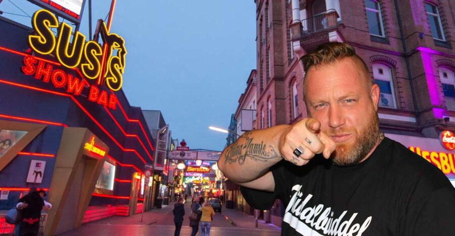 Hamburg: Olivia Jones Tour with Iconic Barker Fabian - Walking through Hamburg’s red-light district