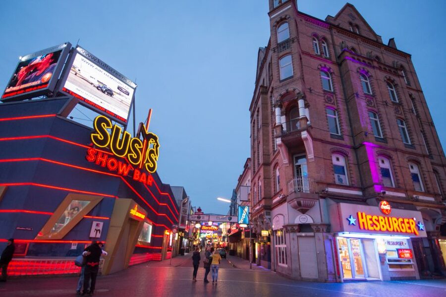 Hamburg: Original Kiez Tour in German with Eddy Kante - A drink at Olivia Jones Bar