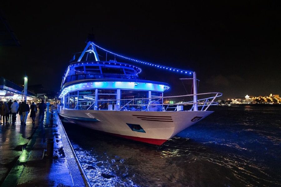 Hamburg: Saturday Night Boat Party - A Saturday night on Hamburg’s Elbe