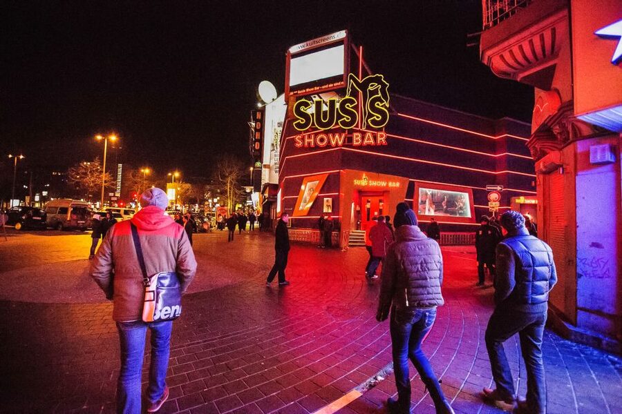 Hamburg: Sex and Crime in St. Pauli Tour for Ages 18+ - The final club stop and evening atmosphere
