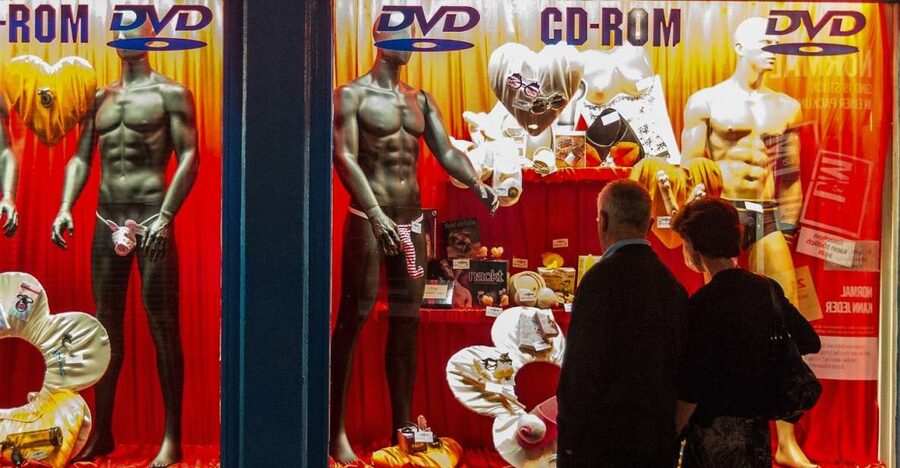 Hamburg: St. Pauli Highlights Guided Tour with Beer for 18+ - Key points at a glance