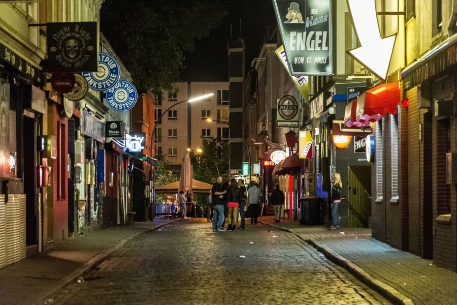 Hamburg: St. Pauli Highlights Guided Tour with Beer for 18+ - Why this St. Pauli walk feels different