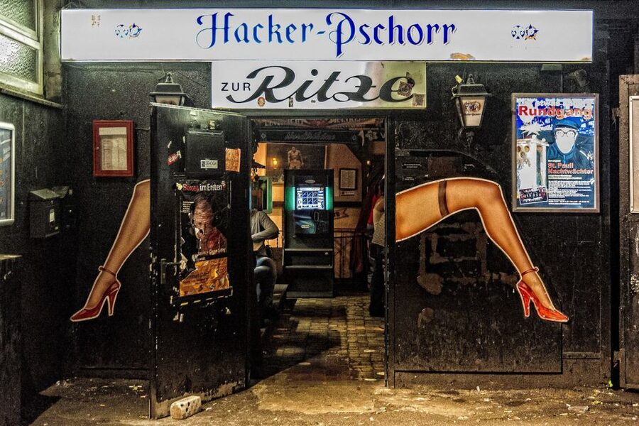 Hamburg: St. Pauli Highlights Guided Tour with Beer for 18+ - Spielbudenplatz and the public face of the Reeperbahn
