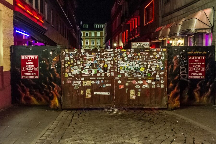Hamburg: St. Pauli Highlights Guided Tour with Beer for 18+ - Davidwache, police work, and staying safe