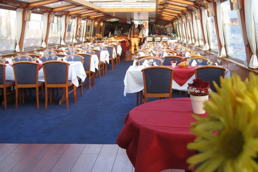 Hamburg: Traditional Harbor Tour with Commentary - Seeing Hamburg from the Elbe in one hour