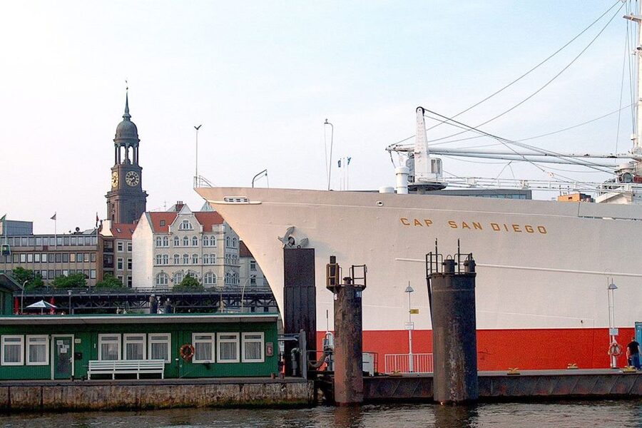 Hamburg: Traditional Harbor Tour with Commentary - Choosing between the traditional launch and comfort ship