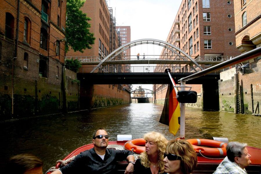 Hamburg: Traditional Harbor Tour with Commentary - Container terminals, locks, and shipbuilding docks