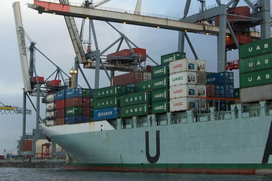 Hamburg: Traditional Harbor Tour with Commentary - The practical meeting point at Landungsbrücken