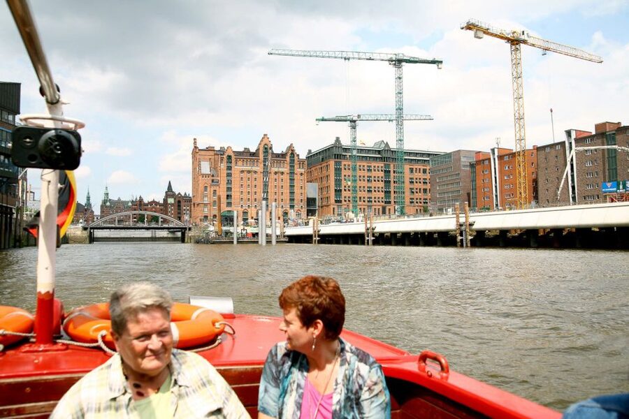 Hamburg: Traditional Harbor Tour with Commentary - Tips for making the most of the hour