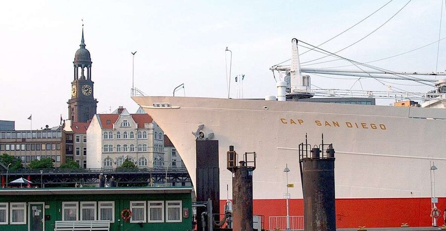 Hamburg: Traditional Harbor Tour with Commentary - Speicherstadt canals and the old port