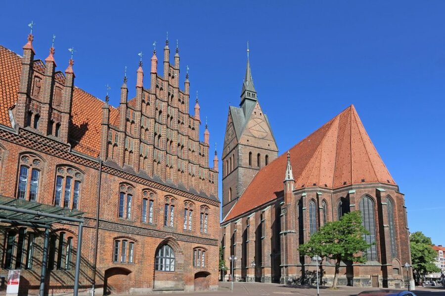Hannover: Guided Old Town Walking Tour - What the guides add to the experience